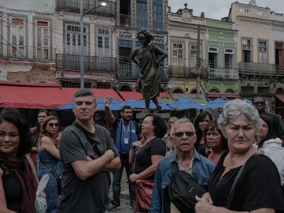 Rafael, guía del circuito del patrimonio africano, explica la historia de la estatua de la bailarina Mercedes Baptista, uno de los puntos principales del itinerario turístico.