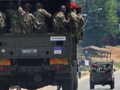 Soldados del Ej&eacute;rcito de Mozambique se dirigen a las monta&ntilde;as de Gorongosa, en el centro del pa&iacute;s.