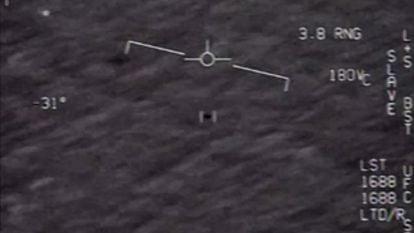 Objeto avistado por pilotos de la Armada, en una captura de un vídeo desclasificado por EE UU en abril.