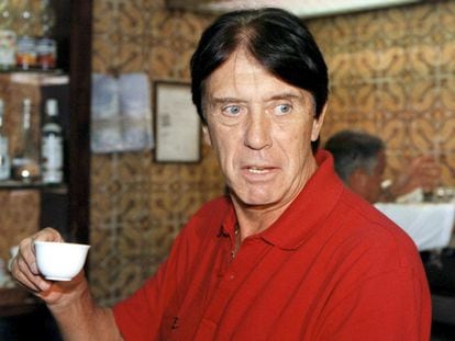 Cesare Maldini tomando caf&eacute; en una concentraci&oacute;n de Italia en 1997.