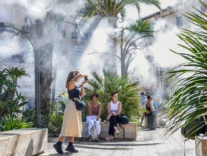 Nueva zona peatonal en la plaza de la Reina de Valencia, uno de los puntos más visitados por los turistas, en septiembre pasado.