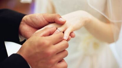 Una pareja intercambia anillos en su boda.