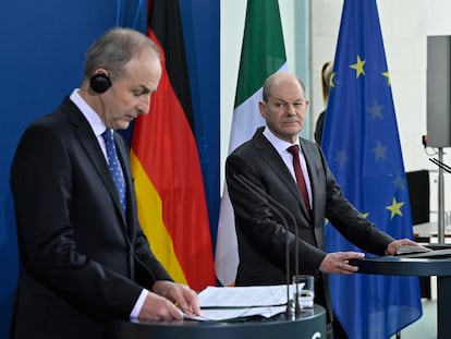 El canciller alemán, Olaf Scholz (derecha), con el primer ministro irlandés, Micheal Martin, este martes en Berlín.