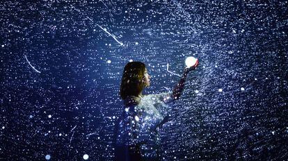Una mujer posa frente a una proyección en un evento de big data en Guiyang (China), el pasado mes de mayo.
