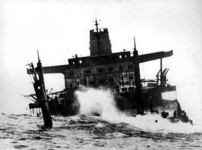 El petrolero <i>Urquiola,</i> encallado a la entrada del puerto de A Coruña en 1976.