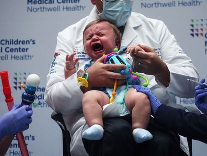 En Estados Unidos ya han empezado a vacunar contra el coronavirus a los niños menores de seis años. En la imagen, Oliver Harris, un bebé de nueve meses, vacunado en un hospital infantil de Nueva York.