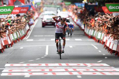 El ciclista español Marc Soler, del equipo UAE Emirates,  cruza la línea de meta en primer lugar durante la quinta etapa de La Vuelta, este miércoles en Bilbao.