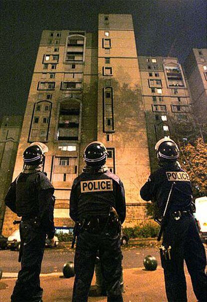 La policía vigila un bloque de apartamentos en la periferia sur de París durante los disturbios del pasado otoño.