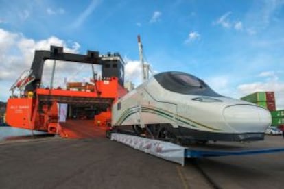 Embarque de un convoy de trenes Talgo en el puerto de Barcelona con destino a Arabia Saudí.