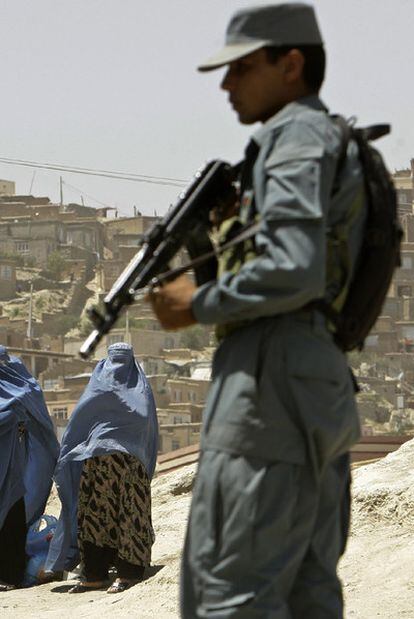 Un policía afgano patrulla una calle de Kabul la víspera de la conferencia internacional.