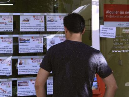 Vista de un escaparate de una inmobiliaria en Madrid, con anuncios de pisos en venta. EFE