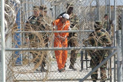 Imagen tomada en febrero de 2002 de un detenido afgano esposado en la base naval estadounidense de Guantánamo.