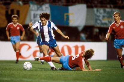Paulo Futre regatea a Brehme durante de la Liga de Campeones de 1987