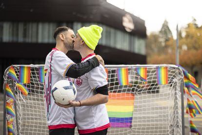 -FOTODELDÍA- ZURICH, 11/08/2022.- Deux manifestants s'embrassent ce mardi lors d'une manifestation de sensibilisation aux droits humains des personnes LGTBI+ au Qatar, devant le musée de la FIFA à Zurich, en Suisse.  EFE/Michael Buholzer<br />
