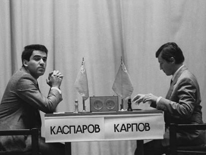 Los jugadores de ajedrez Gari Kaspárov y Anatoli Kárpov en 1985.