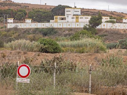 Puesto de vigilancia del Ejército argelino visto desde la ciudad marroquí de Uchda, en el noreste del país.