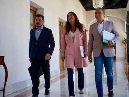 Toni Marín, Loles López y Elías Bendodo, los miembros del equipo negociador del PP.