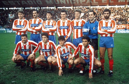 Luis Enrique durante la temporada 1990/91, en el Sporting de Gijón. En el club gijonés llegó a jugar un total de 46 partidos en los cuales anotó 17 goles. Arriba, de izquierda a derecha: Luhovy, Joaquín, Emilio, Óscar, Nilsson, Ablanedo II, Jiménez
Abajo, de izquierda a derecha: Tati, Juan Carlos, Luis Enrique, Abelardo.