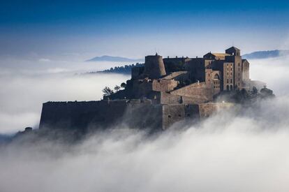 El castillo de Cardona (Barcelona), emergiendo entre la niebla por la mañana.