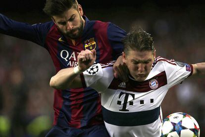 Schweinsteiger protege el balón ante Piqué.