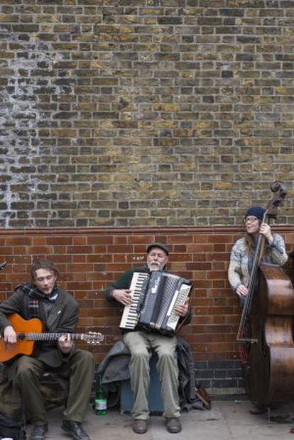 Anton Wunderlich (guitarra), Dakota Jim (acordeón) y Louisa Jones (contrabajo) tocan, como cada domingo, en la londonense Ezra Road.