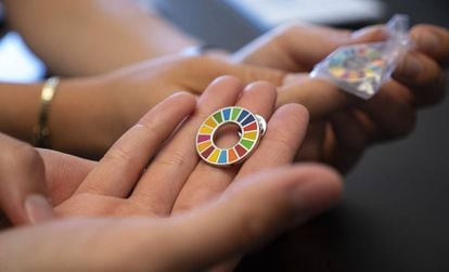 El logo de los 17 Objetivos de Desarrollo Sostenible, una rosquilla de colores, ha servido para la producción de materiales promocionales; el más popular: el pin. Imagen extraída de la tienda online de la SDG Action Campaign. 