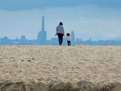 Una madre y su hija pasean en la playa de El Masnou cerca de Barcelona.