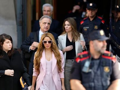La cantante Shakira, junto a sus abogados, a la salida del juicio en la Audiencia de Barcelona, este lunes.