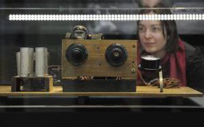 Una mujer observa el transmisor de radio utilizado por el miembro de la Resistencia Rudolf Formis en 1934 para lanzar mensajes contra el nacional socialismo. EFE/Archivo