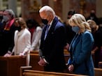 El presidente Joe Biden y su esposa, Jill, asisten a misa el día de su toma de posesión, el 20 de enero, en Washington