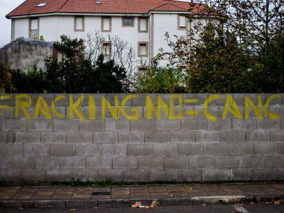 Una pintada atestigua que Selaya (Cantabria) está en contra del 'fracking'.