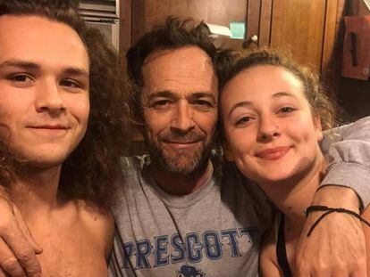 El actor Luke Perry junto a sus hijos, Jack y Sophie.