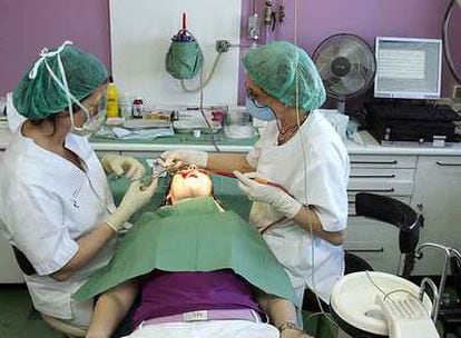 Una odontóloga y una enfermera, con una paciente en la consulta de odontología del hospital de Cruces en Barakaldo (Vizcaya).