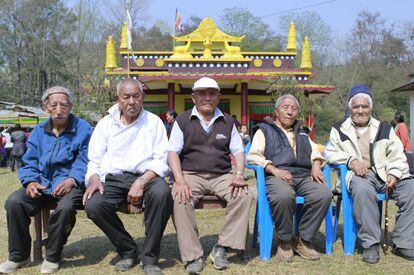 En el centro (de izquierda a derecha) Ngawang Sherap, Wangdu y Karma Ranchen flanqueados por otros dos ex guerrilleros Tsering Lhundrup, de 83 años (iquierda) y Choekyab, de 84 años (derecha).