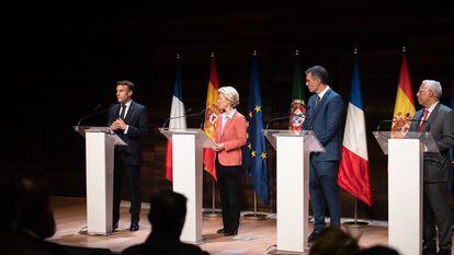 Desde la izquierda, Emmanuel Macron, Ursula von der Leyen, Pedro Sánchez y António Costa, durante la cumbre euromediterránea de Alicante, el pasado día 9.