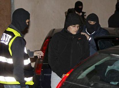 Agentes del Cuerpo Nacional de Policía trasladan a Irati Mujika Larreta tras ser detenida en Pamplona.