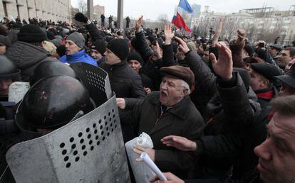 Manifestantes rompen el cord&oacute;n policial para entrar en la sede del Gobierno regional en Donetsk (Ucrania). 