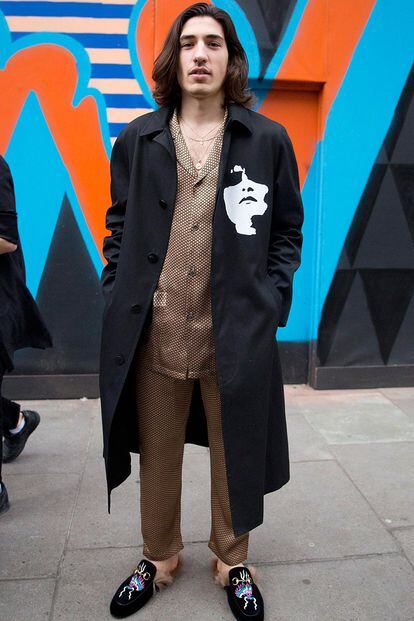 Este es el look de la discordia con el que el jugador de fútbol del Arsenal fue abucheado en Twitter: un estilismo 'pijamero' complementado por unos zapatos destalonados de la firma Gucci. Lo llevó ayer para el front-row de varios desfiles de la London Fashion Week.