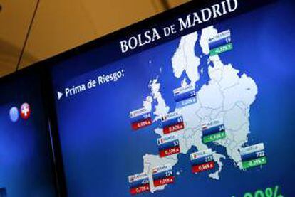 Monitor en la bolsa de Madrid que muestra, entre otras, la prima de riesgo de España. EFE/Archivo