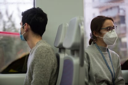 Dos pasajeros de la línea R2 de Cercanías, el viernes en Barcelona.