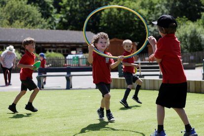 Varios niños juegan en uno de los colegios que ha reabierto sus puertas este lunes en Inglaterra.