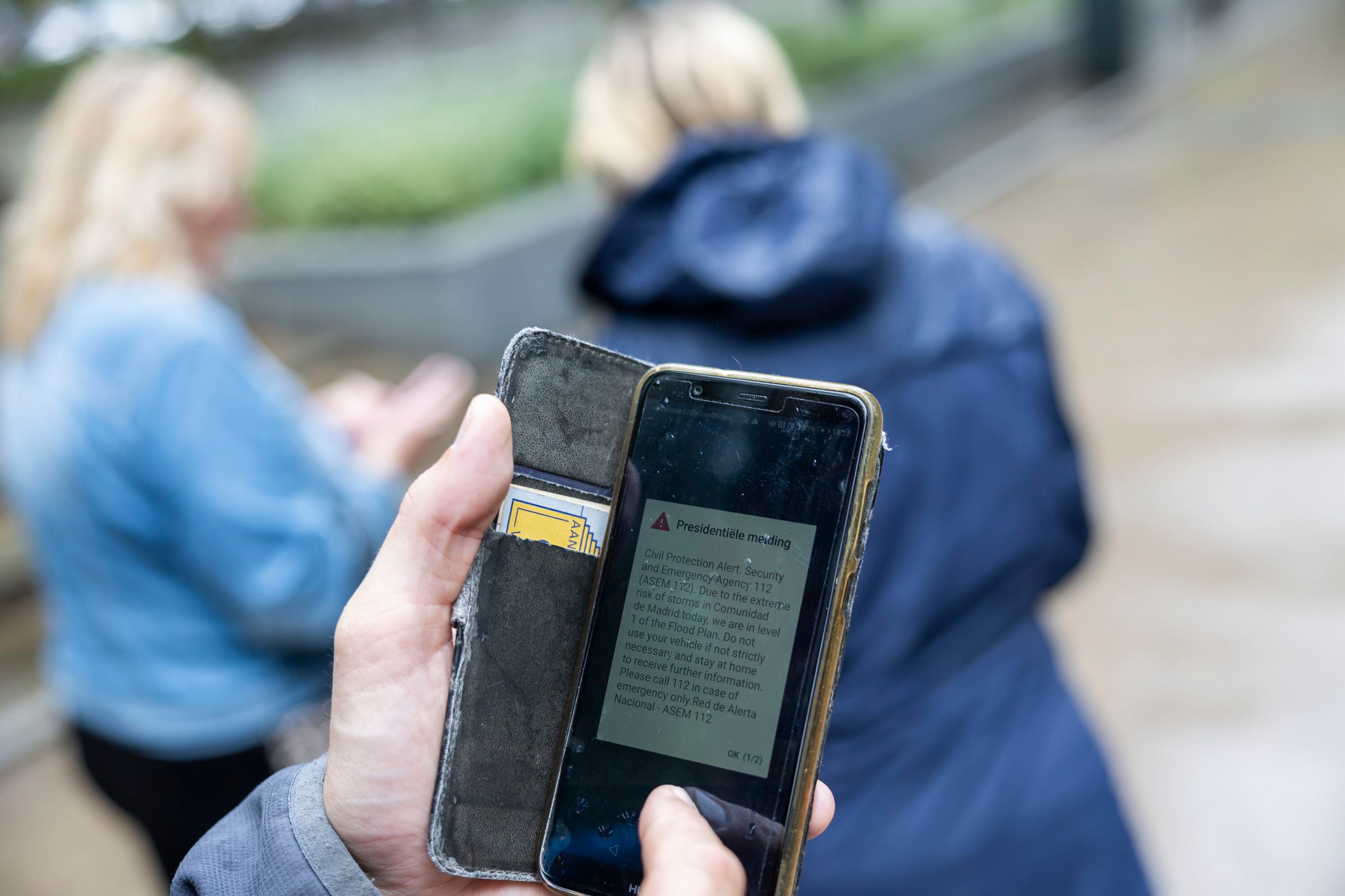Un turista holandés consulta la alerta enviada a todos los móviles por el 112 de la Comunidad de Madrid, este domingo. 