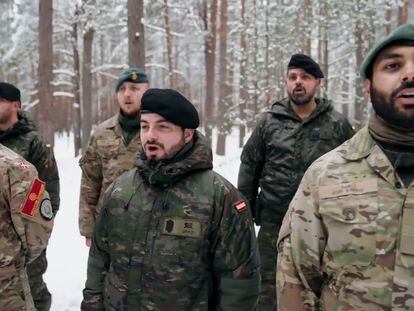 Soldados de la OTAN interpretando 'Carol of the Bells' entre los que se encuentran tres militares españoles

