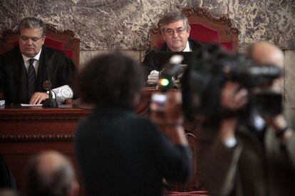 El presidente del tribunal antes de leer la sentencia