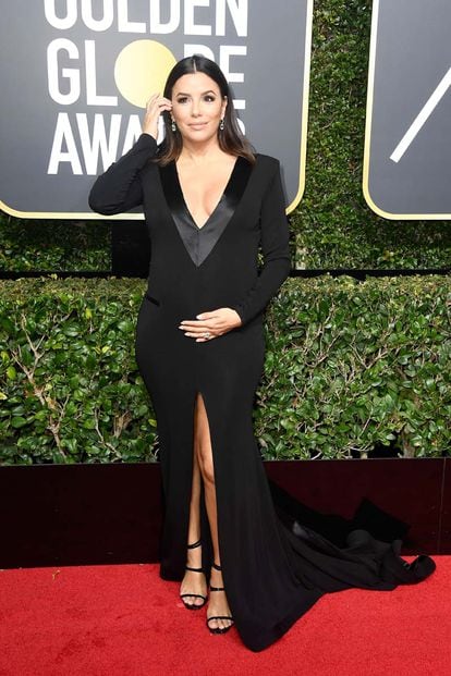 Eva Longoria, embarazada, quiso apoyar las protestas contra los abusos sexuales también acudiendo vestida de negro.