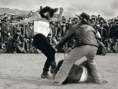 Las mujeres liberan viejas rencillas en el combate.