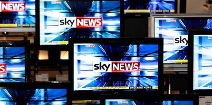 Logo de Sky News en varios televisores
