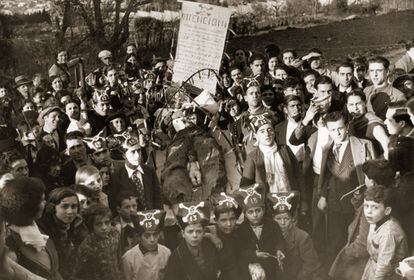 Una de las fiestas multitudinarias celebradas en la montaña de Montjuïc a principios del siglo XX.