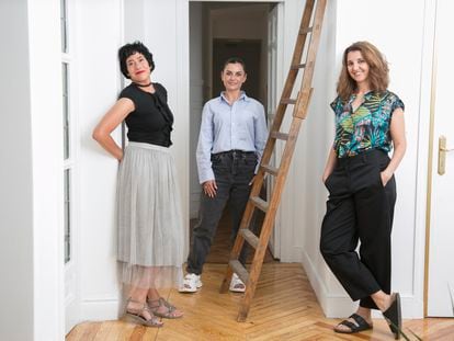 Desde la izquierda, Marta Sánchez, Miren Ibarguren y Olatz Arroyo, creadoras y protagonista de la serie 'Supernormal', el martes 29 de junio en Madrid.