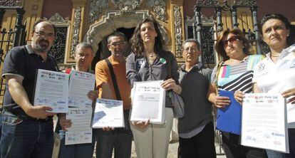 Representantes de la Plataforma Sindical de Sanidad muestran las firmas.